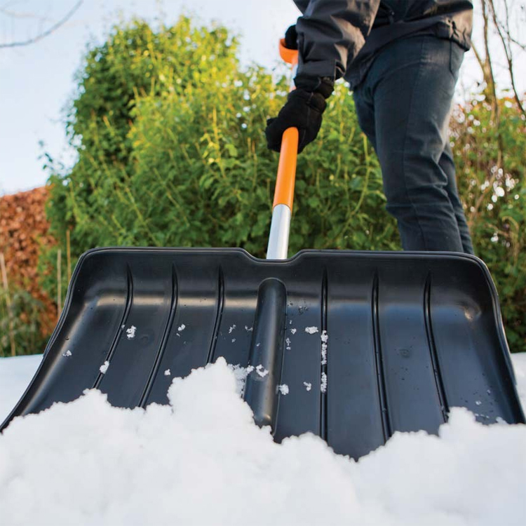 Применение снеговых лопат Fiskars